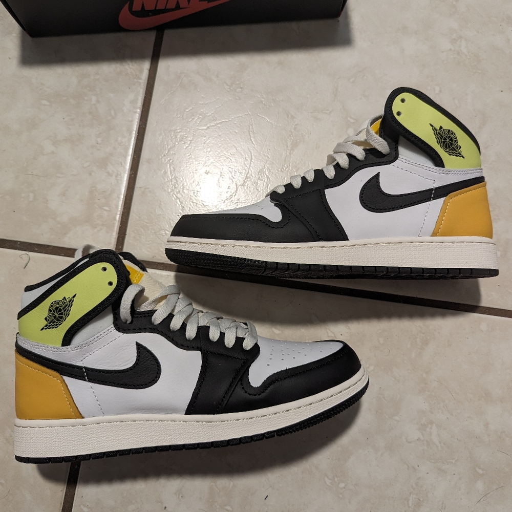 Jordan 1 Volt Gold sz 6.5Y